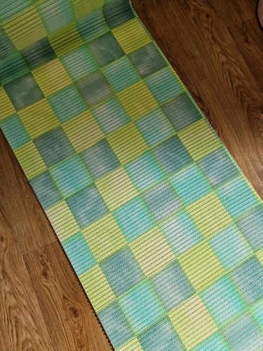 Csúszásmentes fürdőszobai futószőnyeg tekercs, kádkilépő, zöld kockás, 65cm széles