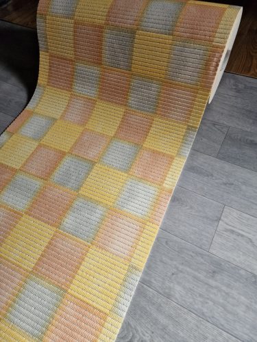 Csúszásmentes fürdőszobai futószőnyeg tekercs, kádkilépő, sárga kockás, 65cm széles