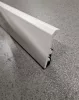 Vízálló műanyag fehér szegőléc kábelcsatornával, "V-1010", 100mm magas, 240cm