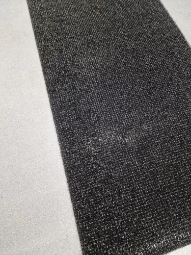 Lábtörlő tekercs, fekete, műanyag tüskés, kaparó, sárleszedő, 91cm széles tekercs "AstroTurf"