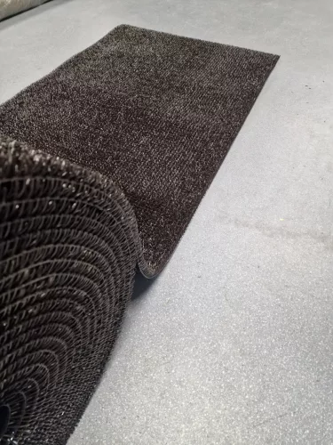 Lábtörlő tekercs, sötétbarna, műanyag tüskés, kaparó, sárleszedő, 91cm széles tekercs "AstroTurf"